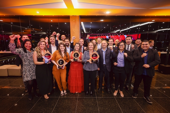 Representantes do Grupo Energisa comemorando a premiação