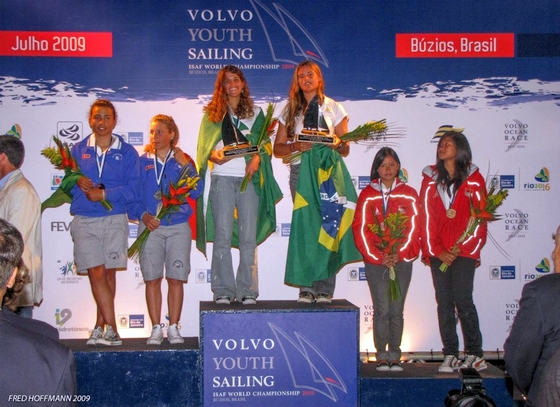 As futuras campeãs olímpicas Martine Grael e Kahena Kunze no Mundial da Juventude em 2009