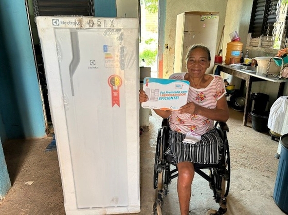 Maria Lourenço ao lado de sua nova geladeira