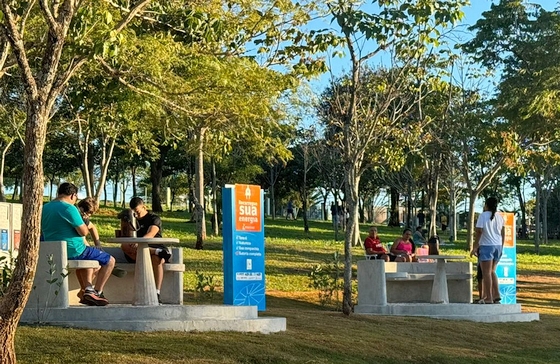 Público curtindo uma tarde no Parque, próximo à Flor Solar