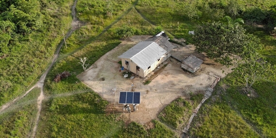 Imagem aérea de placa solar no Acre