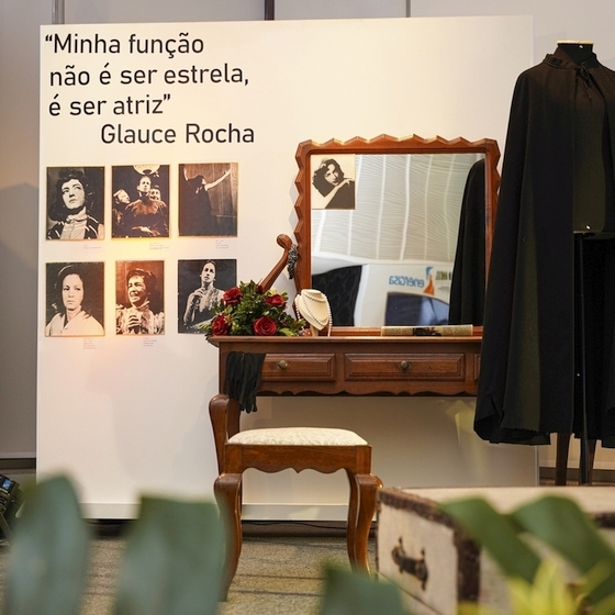 Um painel da exposição com fotos e a frase de Glauce Rocha: "Minha função não é ser estrela, é ser atriz"