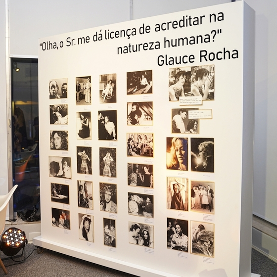 Um painel da exposição com fotos e a frase de Glauce Rocha: "Olha, o senhor me dá a licença de acreditar na natureza humana?"