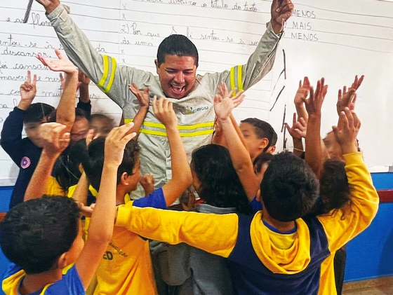 O técnico em segurança do trabalho da Energisa, Claudinês Duarte, ou “Tio Claudinês”, no projeto Energisa nas Escolas