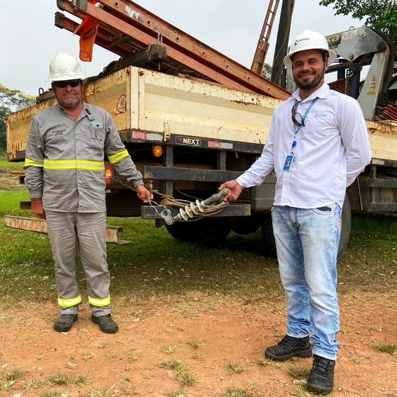 Pai e filho em trabalho de campo na Energisa Acre