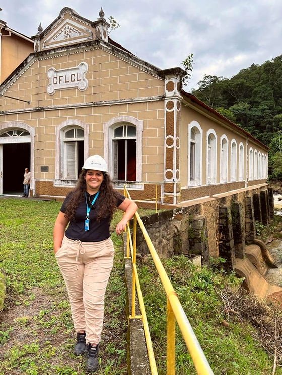 A engenheira Thamara Campos em frente à Usina Maurício, inaugurada em 1908