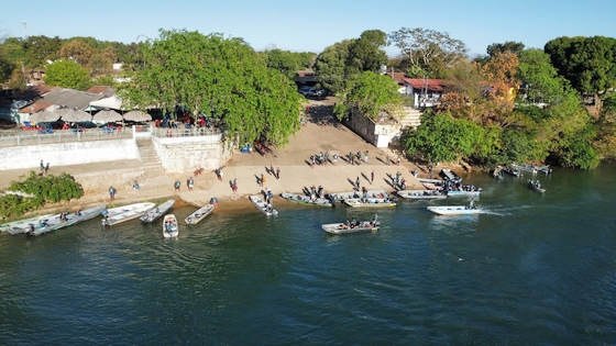 Foto aérea dos barcos às margens do Rio Tocantins