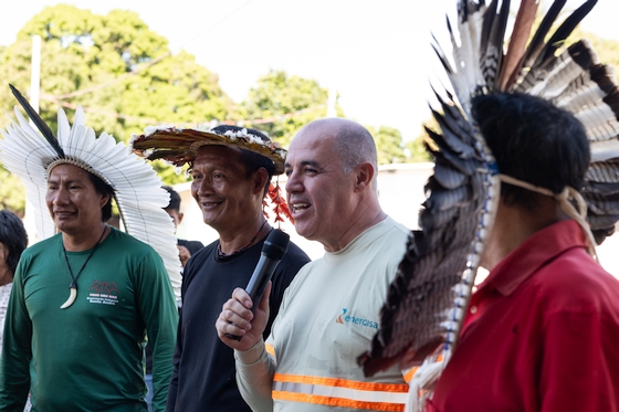 Representante da Energisa discursa em meio a lideranças indígenas