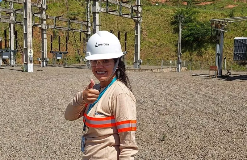 Mulher eletricista em uma subestação de energia