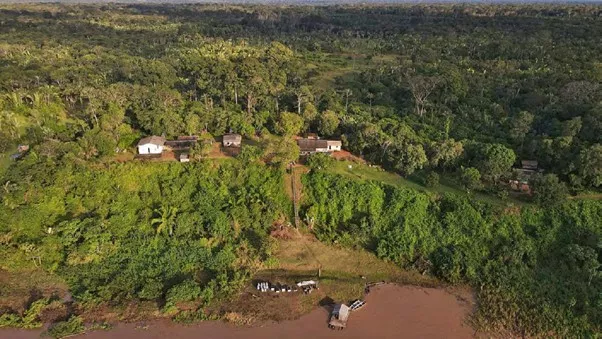 Foto aérea de comunidade em meio à Floresta Amazônica em Rondônia