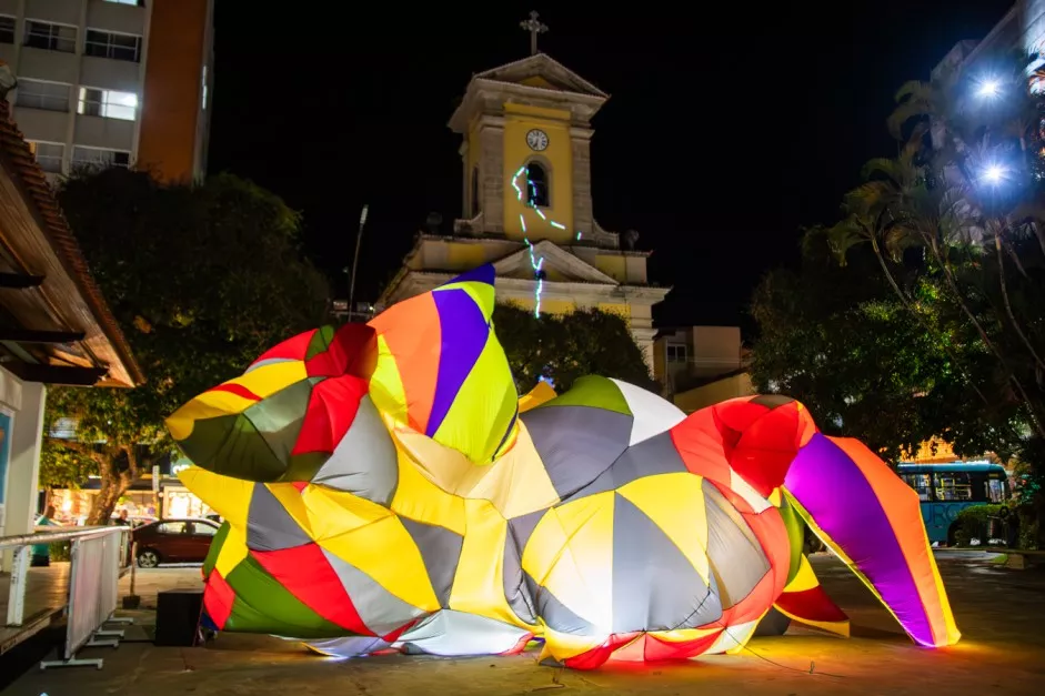 Obra "Ambientes infláveis", de Hugo Richard e Natali Tubenchlak