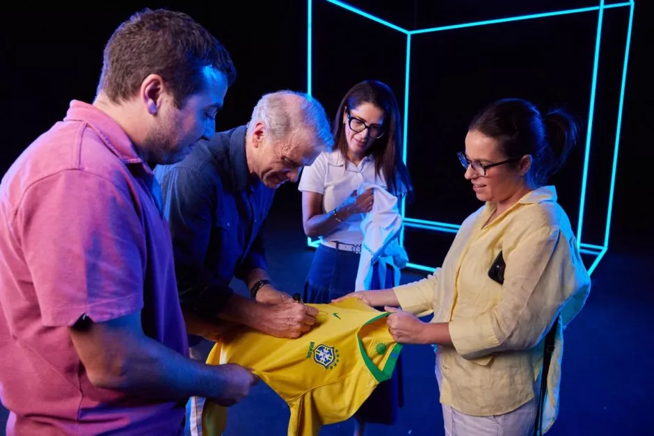 Bernardinho assinando uma camisa da seleção brasileira