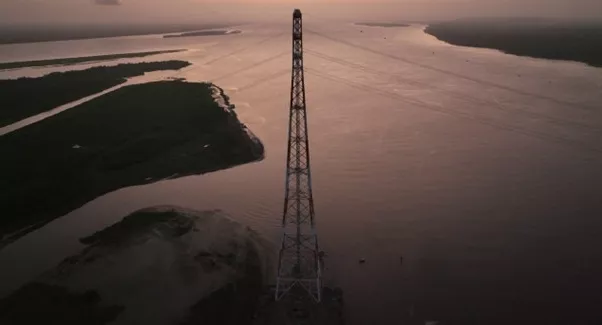 Torre de transmissão em meio à Floresta Amazônica