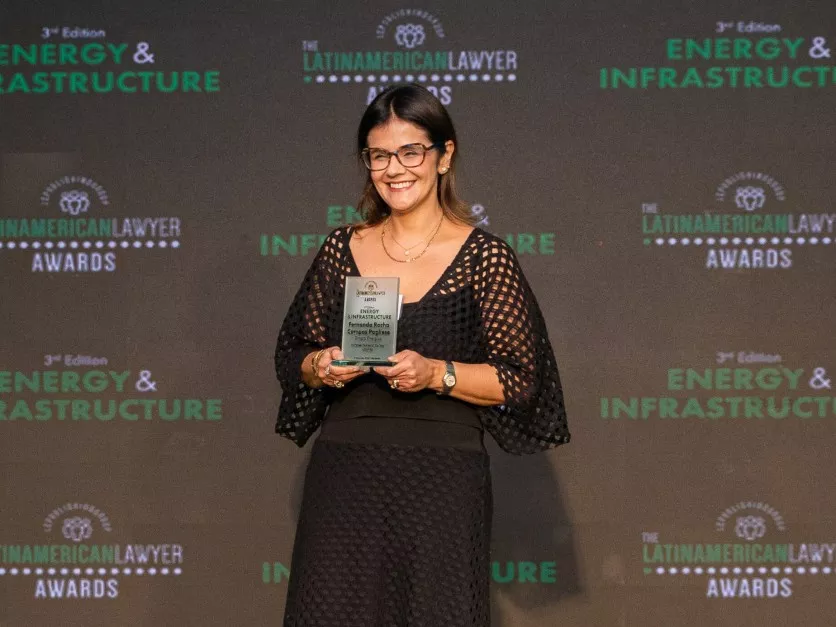 Fernanda Pogliese, Diretora Jurídica, recebendo o prêmio de Excelência no Latin American Lawyer Energy & Infrastructure Awards 2024