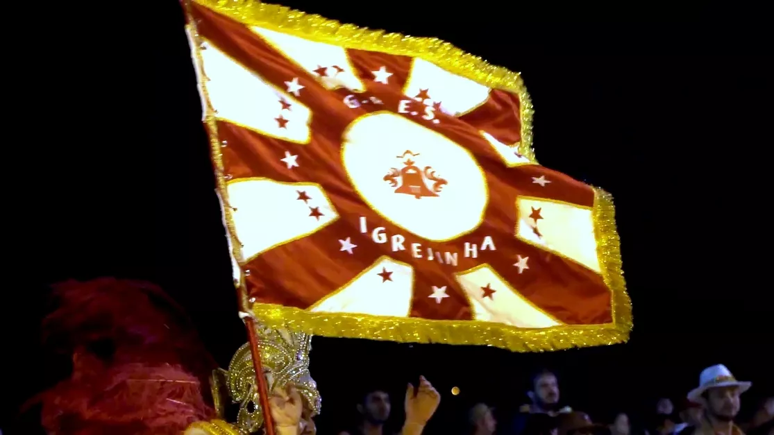 A bandeira da escola em um desfile de carnaval