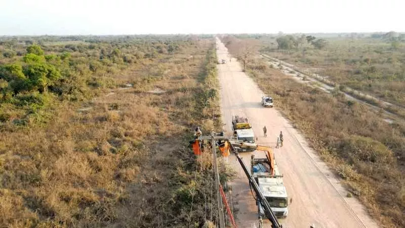 Caminhão realiza limpeza de faixa em rede elétrica às margens da Transpantaneira