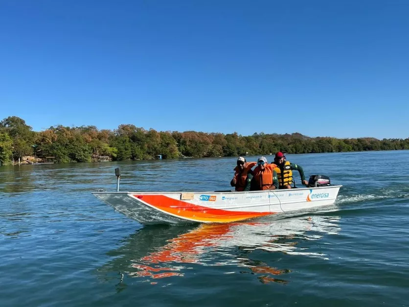 Barco com logo da Energisa participando da ação no Rio Tocantins