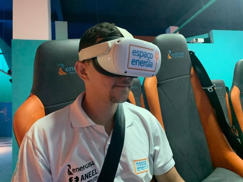 Homem com óculos de realidade virtual no cinema 7D do Espaço Energisa