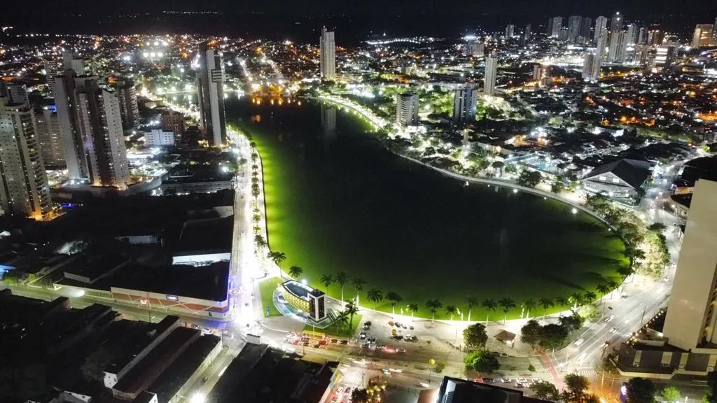 Foto aérea da nova iluminação do Açude Velho, em Campina Grande/MS