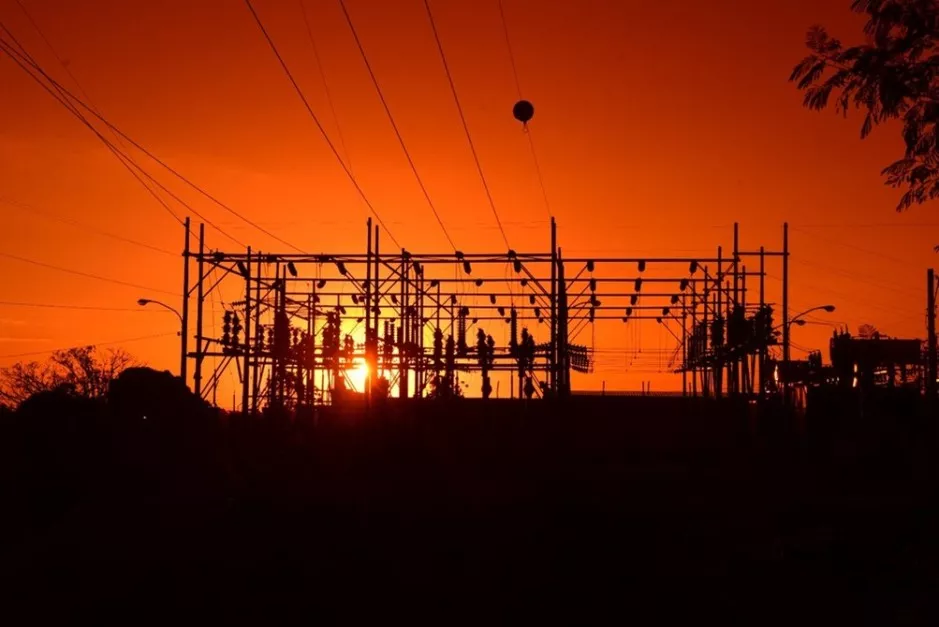 Subestação de energia no pôr do sol