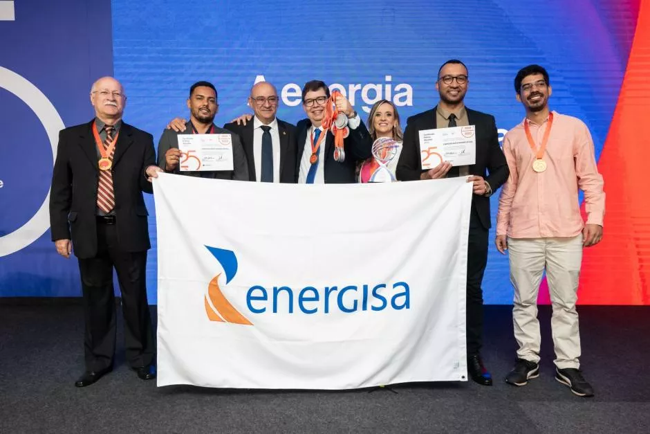 Equipe da Energisa MS recebendo o prêmio Abradee 2023