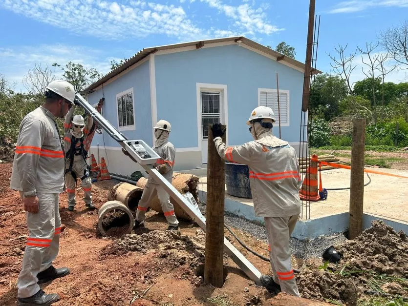 Equipe de eletricistas instalando energia elétrica em uma das casas contemplada pelo Lar Doce Lar, quadro do programa Domingão do Huck, apresentado por Luciano Huck